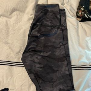Size L Beyond Yoga camouflage leggings in very good condition